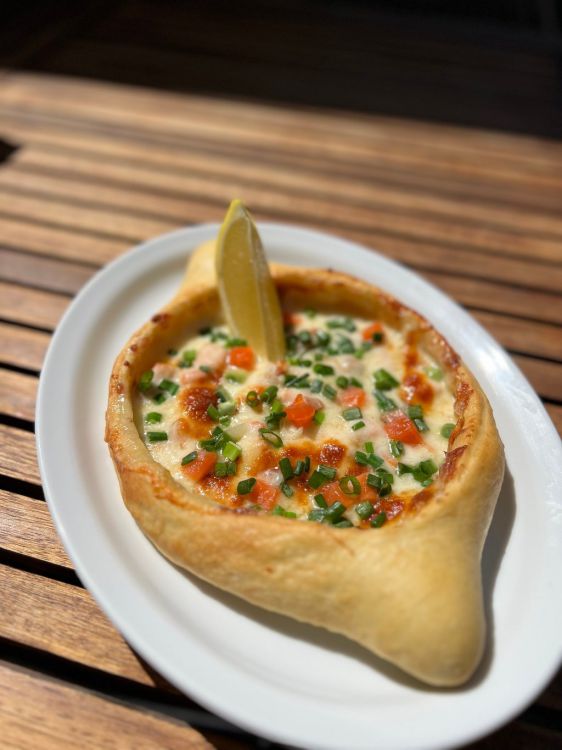 Хачапурі по-аджарськи з лососем Хачапурі по-аджарськи з лососем