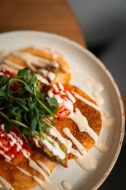 Панкейки з лососем та гуакамоле Панкейки з лососем та гуакамоле