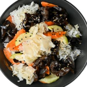 Салат з деревними грибами і овочами