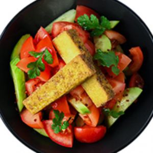 Салат зі свіжих овочів і тофу