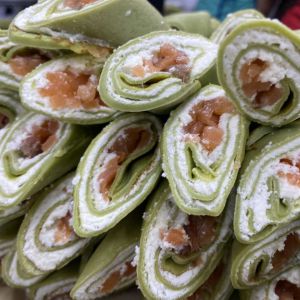 Блины шпинатные с форелью