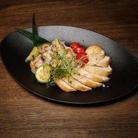 Куриное филе на гриле с овощами