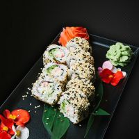 Ролл Калифорния в кунжуте