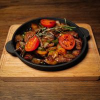 Горячая сковорода с телятиной