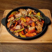 Горячая сковорода со свининой