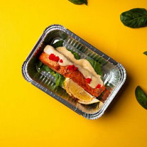 Стейк лосося з авокадо та шпинатом