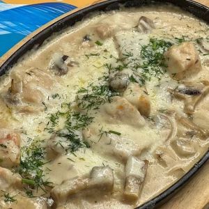 Гаряча сковорода з куркою