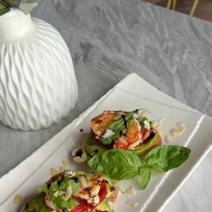 Брускета з креветкою та авокадо