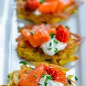 Деруни з лососем