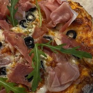 Піца з прошутто