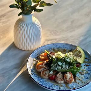 Салат з креветкою та авокадо