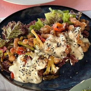 Теплий салат з мʼясом та міксом овочей