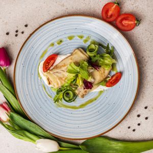 Млинці з курячим пате, вершковим сиром, сметаною та салатом