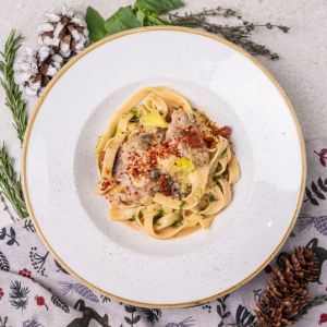 Тальятеле зі свининою в соусі з чилі, каперсами та в’яленими томатами