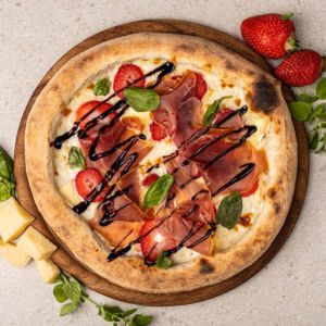 Піца з брі, прошуто та полуницею