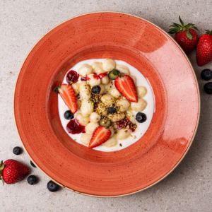 Ліниві вареники з сиру з ягодами та сметаною (300 г)