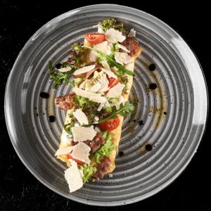 Омлет з печеною куркою та беконом