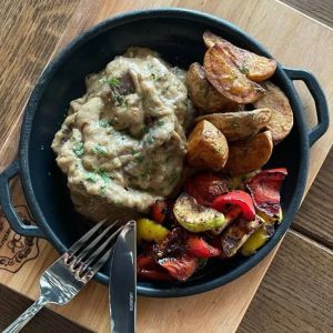 Бефстроганів з телятиною та овочами