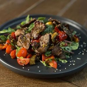 Теплий салат з телятиною