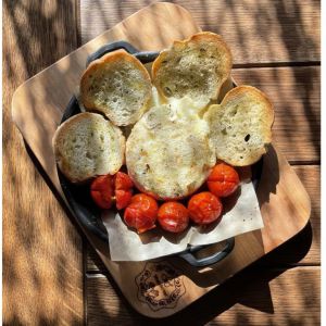 Запечений камамбер з брускетою та чері