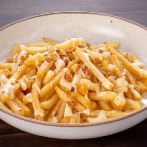 Картопля фрі з сирним соусом