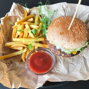 Бургер з яловичиною та картопля фрі