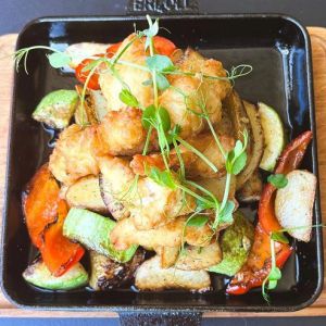 Гаряча сковорода з куркою