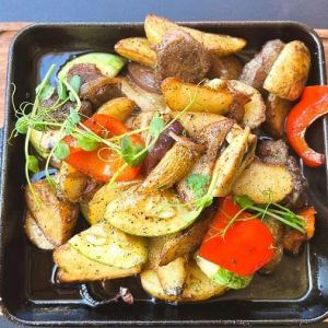 Гаряча сковорода з телятиною