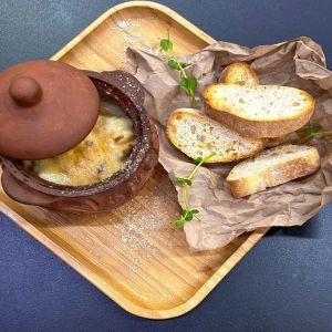 Жульєн з печерицями та куркою в вершковому соусі під сиром