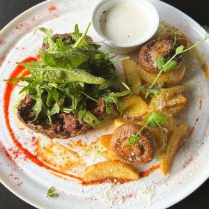 Стейк з телятини з картоплею