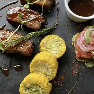 Свинні реберця з молодою кукурудзою в кисло-солодкому соусі