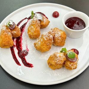 Сир камамбер з ягідним соусом