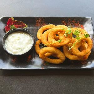 Цибулеві кільця з фірмовим соусом