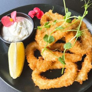 Кільця кальмара з сирним соусом
