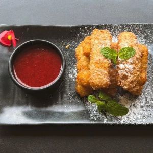 Сирні палички з ягідним соусом