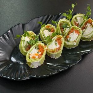 Млинці шпинатні з лососем та крем-сиром Філадельфія