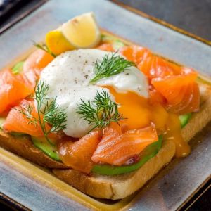 Авокадо тост з лососем та яйцем пашот