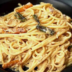 Паста безглютенова з куркою та грибами