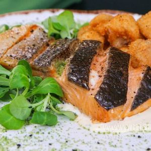 Стейк з лосося та пюре цвітної капусти