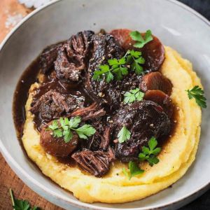 Яловичі щічки з картоплею