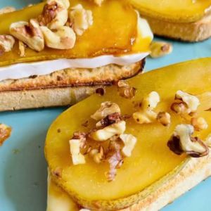 Брускета із сиром брі та грушею