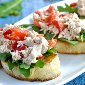 Брускета із запеченим перцем і тунцем