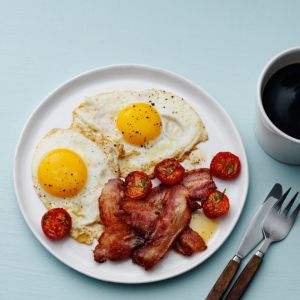 Кето яєчня з беконом