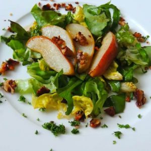 Салат із грушею та персиковим соусом