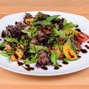 Салат із курячою печінкою