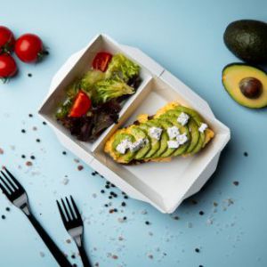 Скрембл із фетою та авокадо