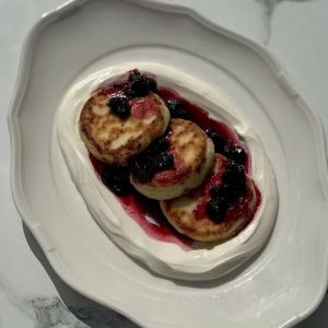 Сирники зі смородиною і сметаною