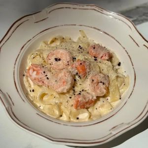 Фетучині з лососем та креветкою