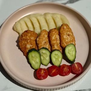 Ніжні курячі котлетки з картопляним пюре