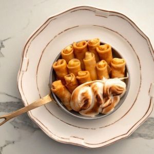 Міні млинці з сиром ,меренгою і карамеллю